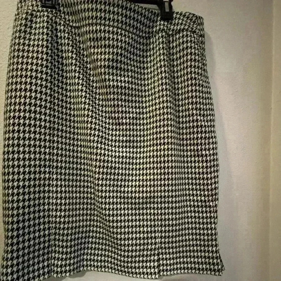 Black/white checkered skirt - Picture 1 of 5